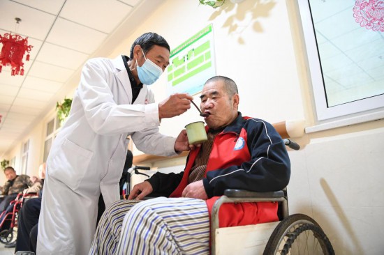 全力守護2.67億多老年人健康養(yǎng)老——2021年度國家老齡事業(yè)發(fā)展公報透視-易網(wǎng)健康養(yǎng)生網(wǎng) 全力守護2.67億多老年人健康養(yǎng)老——2021年度國家老齡事業(yè)發(fā)展公報透視