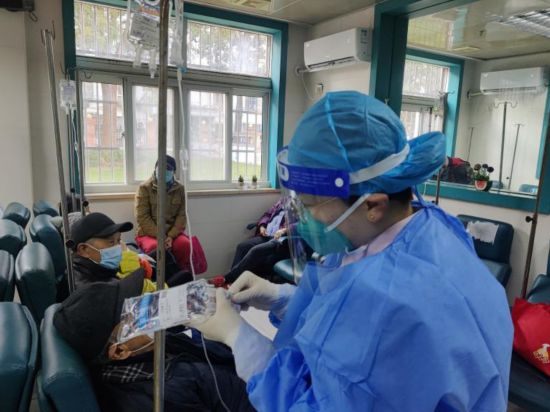 一線直擊:上海社區醫院助力重癥救治“關口前移”-易網健康<a href=http://www.jsjjzhkt.cn/jkys/ target=_blank class=infotextkey>養生</a>網 一線直擊:上海社區醫院助力重癥救治“關口前移”