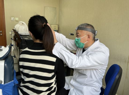 聚焦全國愛耳日:我國因聾致殘率明顯下降老年性耳聾亟待干預-易網健康<a href=http://www.jsjjzhkt.cn/jkys/ target=_blank class=infotextkey>養生</a>網 聚焦全國愛耳日:我國因聾致殘率明顯下降老年性耳聾亟待干預