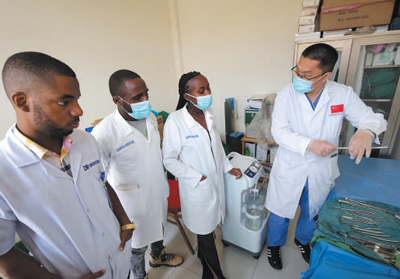 為增進世界人民健康福祉作出貢獻(中國援外醫療隊派遣60周年)-易網健康<a href=http://www.jsjjzhkt.cn/jkys/ target=_blank class=infotextkey>養生</a>網 為增進世界人民健康福祉作出貢獻(中國援外醫療隊派遣60周年)