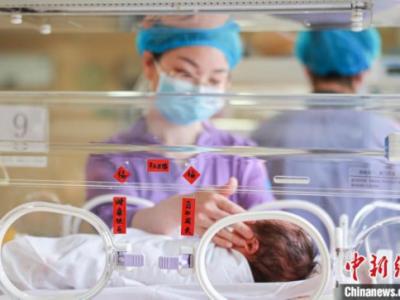 山東榮成:新生兒重癥監(jiān)護病房里的春節(jié)