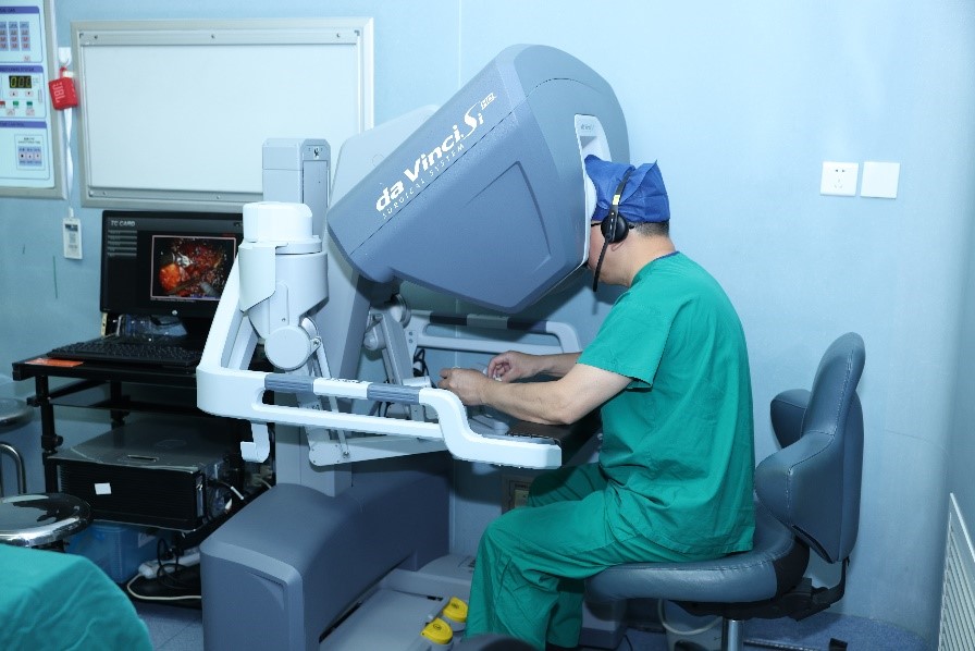 追光的你丨外科手術上演“人機共舞”-易網<a href=http://www.jsjjzhkt.cn/ target=_blank class=infotextkey>健康養生</a>網 追光的你丨外科手術上演“人機共舞”