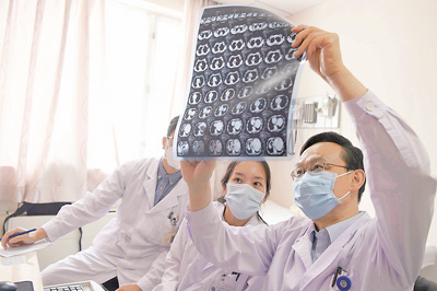 潛心研究風(fēng)濕診療方案（講述·一輩子一件事）