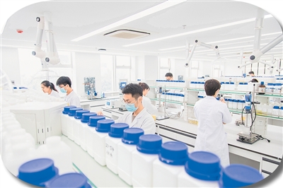 國貨美妝“出?！?扮靚“顏值經濟”