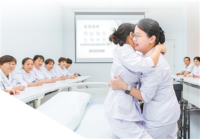 免陪照護，何以讓患者安心家屬省心（人民眼·醫院免陪照護服務）