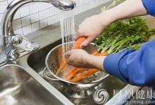 洗菜時加點它,臟東西自己跑出來!
