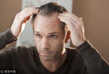 這里長白發說明身體出問題了，必須注意危險信號