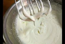 制作蛋糕時,這樣打奶油,更快打發(fā)