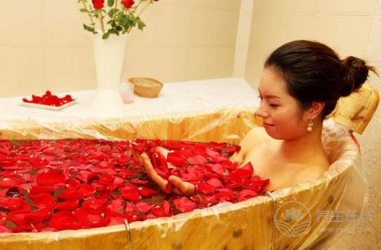 浴室5招式盡情燃燒卡路里 拉扯毛巾速變小腰精 浴室5招式盡情燃燒卡路里 拉扯毛巾速變小腰精