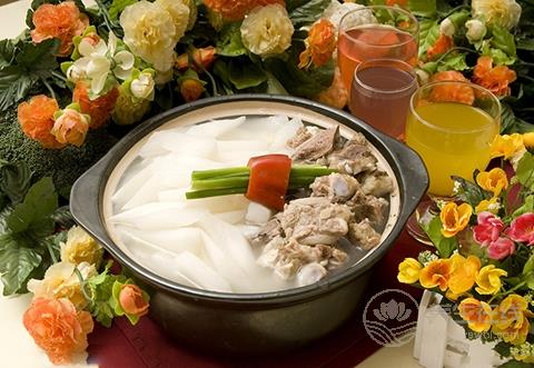 煲湯不是越久越<a href=http://www.jsjjzhkt.cn/jkys/ target=_blank class=infotextkey>養生</a> 這些誤區你千萬別犯 煲湯不是越久越養生 這些誤區你千萬別犯