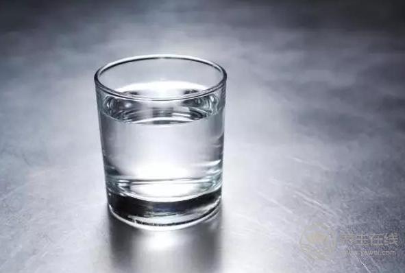 吃飯時(shí)喝水小心這些害處 吃飯時(shí)喝水小心這些害處