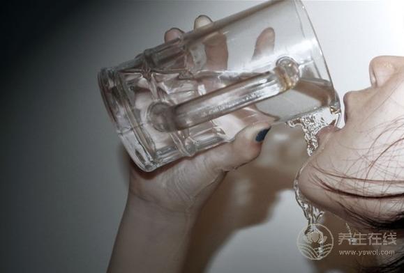 吃飯時(shí)喝水小心這些害處 吃飯時(shí)喝水小心這些害處