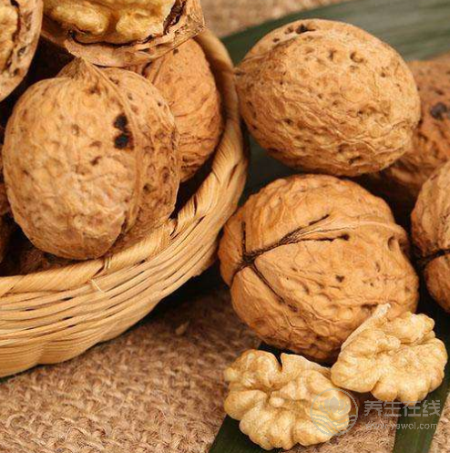 秋季豐收，核桃的營(yíng)養(yǎng)價(jià)值高，但這2種吃法不可取