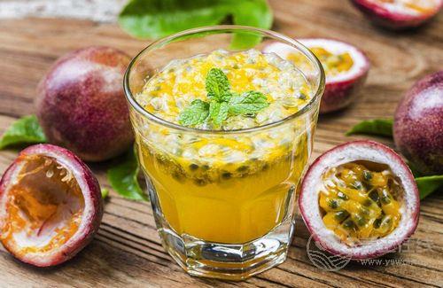 緩解便秘，百香果汁加點蜂蜜，讓你如廁更順暢