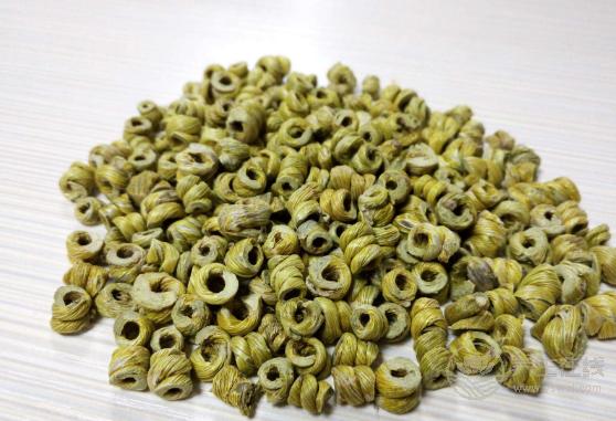 被譽(yù)為“中華九大仙草”之一的石斛,泡水喝有什么作用 被譽(yù)為“中華九大仙草”之一的石斛,泡水喝有什么作用