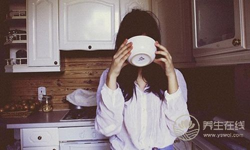 早晨該不該空腹喝水? 早晨該不該空腹喝水?