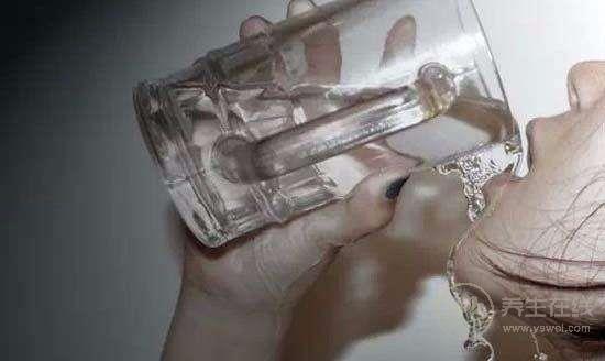 夏天喝水有講究，這幾點要注意