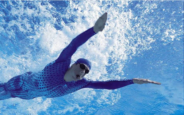 蛙泳一個(gè)小時(shí)能夠消耗的熱量有多少 蛙泳一個(gè)小時(shí)能夠消耗的熱量有多少