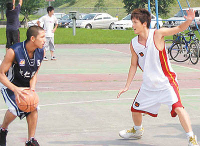 打籃球時膝蓋不小心扭傷如何處理 打籃球時膝蓋不小心扭傷如何處理