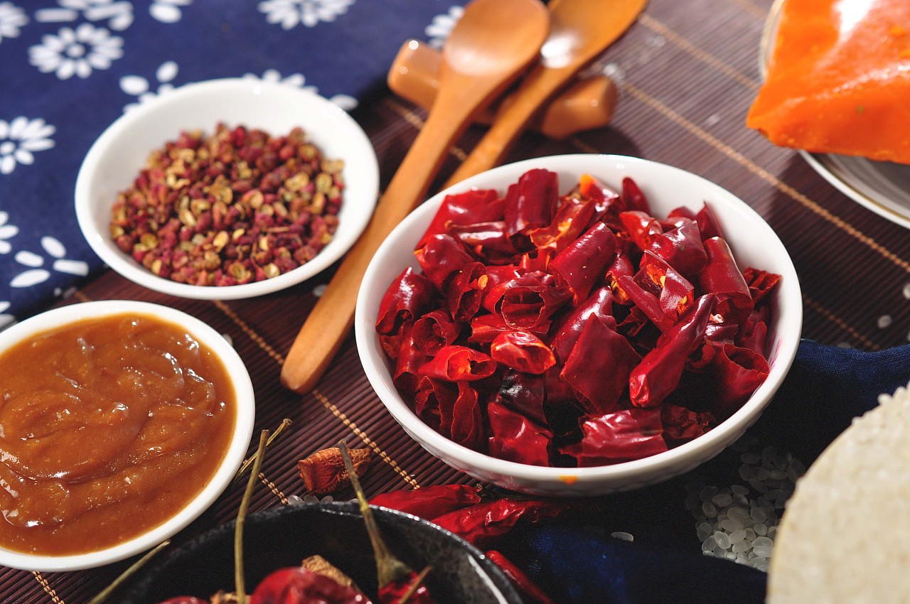 不同地區(qū)吃火鍋的調料有哪些不同 不同地區(qū)吃火鍋的調料有哪些不同