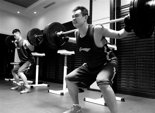 負(fù)重深蹲會(huì)對(duì)身體的哪些部位產(chǎn)生危害