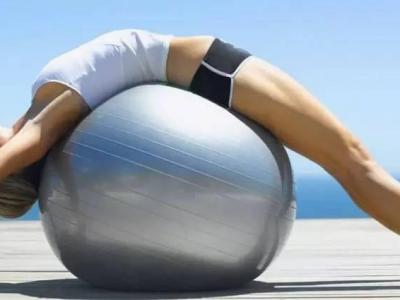 坐瑜伽球以及使用瑜伽球練習(xí)的好處