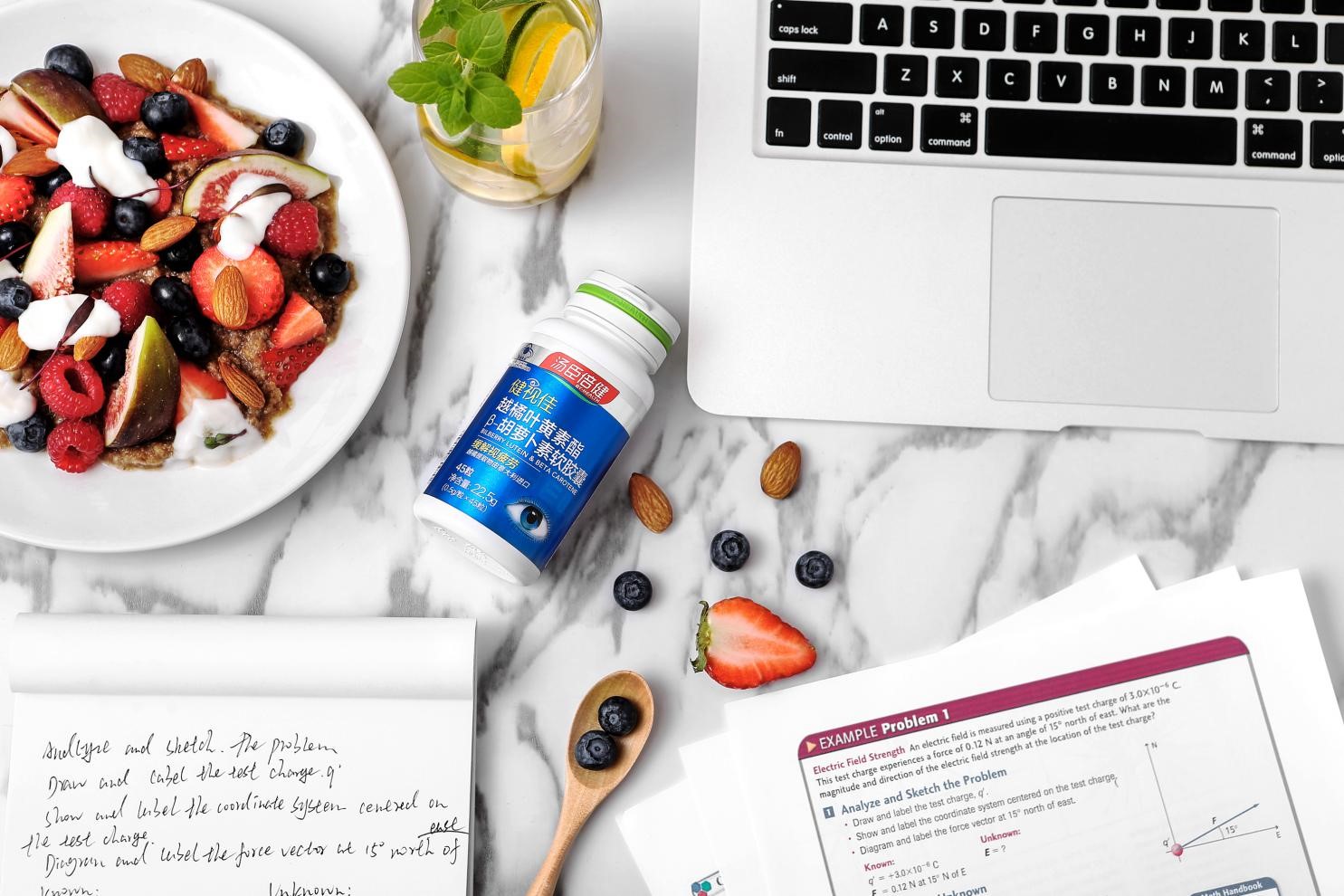 眼睛疲勞過度怎么辦?試試冷敷、熱敷和越橘葉黃素吧!-易網(wǎng)<a href=http://www.jsjjzhkt.cn/ target=_blank class=infotextkey>健康養(yǎng)生</a>網(wǎng) 眼睛疲勞過度怎么辦?試試冷敷、熱敷和越橘葉黃素吧!