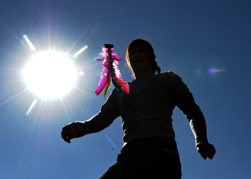 踢毽子對(duì)于身體的各方面有哪些好處-易網(wǎng)健康<a href=http://www.jsjjzhkt.cn/jkys/ target=_blank class=infotextkey>養(yǎng)生</a>網(wǎng) 踢毽子對(duì)于身體的各方面有哪些好處