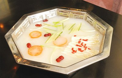 吃不了辣的人怎么做清湯火鍋底料-易網(wǎng)健康<a href=http://www.jsjjzhkt.cn/jkys/ target=_blank class=infotextkey>養(yǎng)生</a>網(wǎng) 吃不了辣的人怎么做清湯火鍋底料