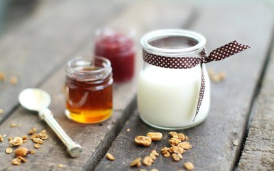 做酸奶應(yīng)該選取怎樣的原材料奶粉可以嗎-易網(wǎng)健康<a href=http://www.jsjjzhkt.cn/jkys/ target=_blank class=infotextkey>養(yǎng)生</a>網(wǎng) 做酸奶應(yīng)該選取怎樣的原材料奶粉可以嗎