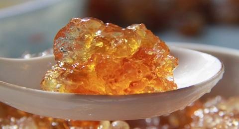 桃膠的營養價值以及應該怎么樣吃桃膠-易網健康<a href=http://www.jsjjzhkt.cn/jkys/ target=_blank class=infotextkey>養生</a>網 桃膠的營養價值以及應該怎么樣吃桃膠