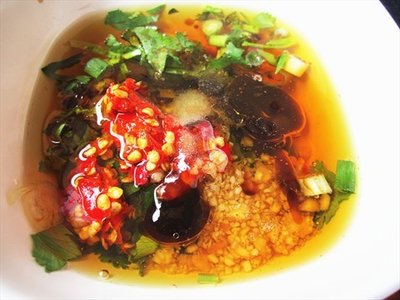 四川火鍋的油碟應該怎樣搭配才正宗-易網健康<a href=http://www.jsjjzhkt.cn/jkys/ target=_blank class=infotextkey>養生</a>網 四川火鍋的油碟應該怎樣搭配才正宗