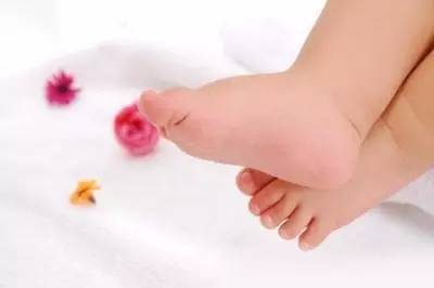 生活中的哪些做法可以讓腳變白變嫩-易網健康<a href=http://www.jsjjzhkt.cn/jkys/ target=_blank class=infotextkey>養生</a>網 生活中的哪些做法可以讓腳變白變嫩