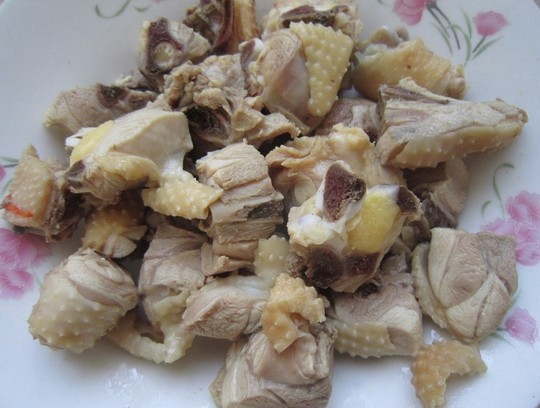 雞肉用冷水焯水的小技巧以及注意事項-易網健康<a href=http://www.jsjjzhkt.cn/jkys/ target=_blank class=infotextkey>養生</a>網 雞肉用冷水焯水的小技巧以及注意事項