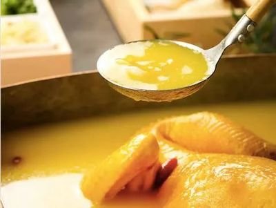 花膠雞火鍋的做法以及它的養(yǎng)生效果-易網(wǎng)<a href=http://www.jsjjzhkt.cn/ target=_blank class=infotextkey>健康養(yǎng)生</a>網(wǎng) 花膠雞火鍋的做法以及它的養(yǎng)生效果