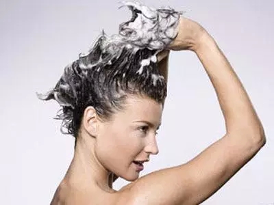 坐月子期間姜水洗頭需要注意的方面-易網健康<a href=http://www.jsjjzhkt.cn/jkys/ target=_blank class=infotextkey>養生</a>網 坐月子期間姜水洗頭需要注意的方面