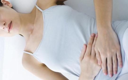 女性月經(jīng)期間為什么不可以喝可樂(lè)-易網(wǎng)健康<a href=http://www.jsjjzhkt.cn/jkys/ target=_blank class=infotextkey>養(yǎng)生</a>網(wǎng) 女性月經(jīng)期間為什么不可以喝可樂(lè)