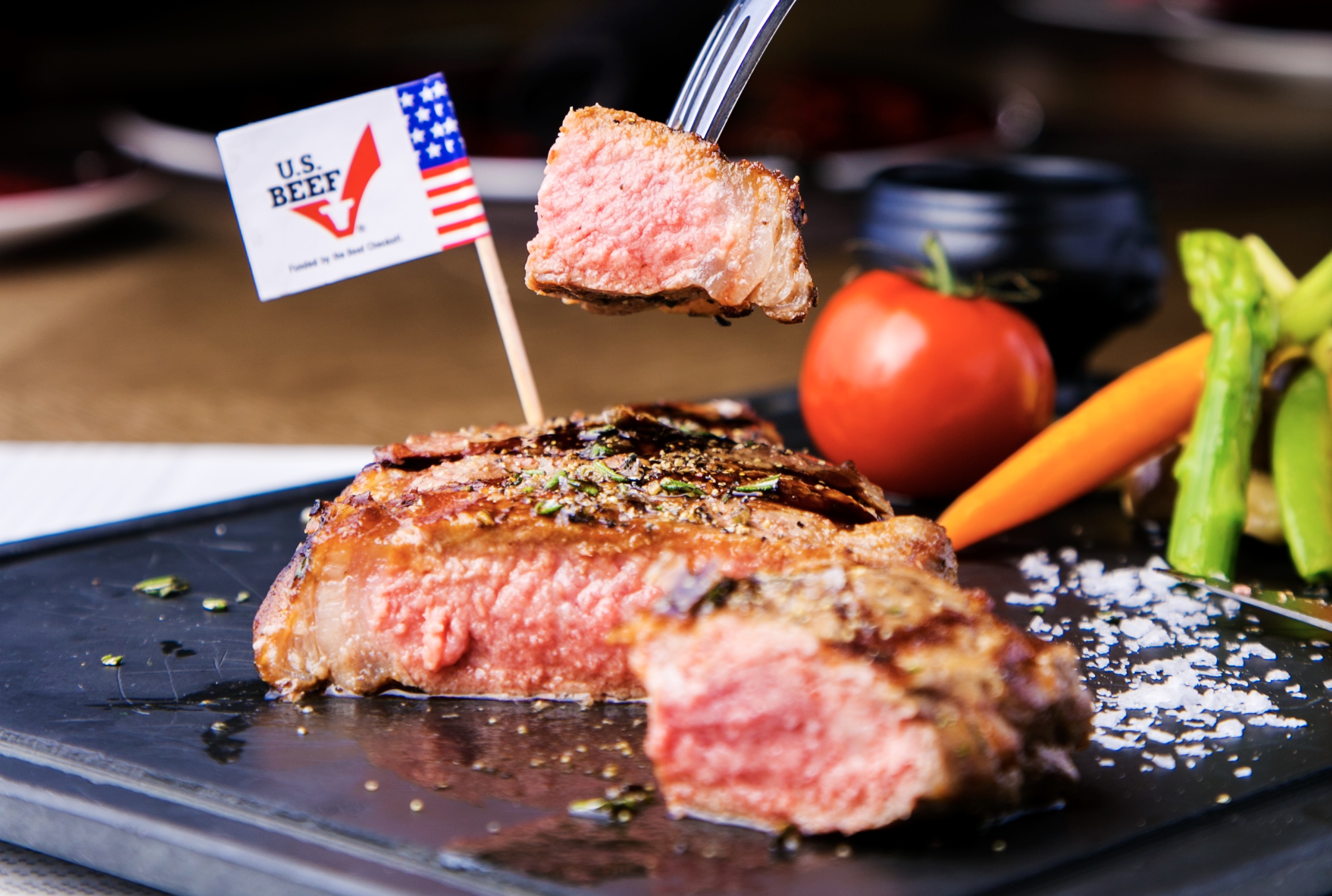 牛排的熱量有多高是否適合減肥人士食用-易網健康<a href=http://www.jsjjzhkt.cn/jkys/ target=_blank class=infotextkey>養生</a>網 牛排的熱量有多高是否適合減肥人士食用