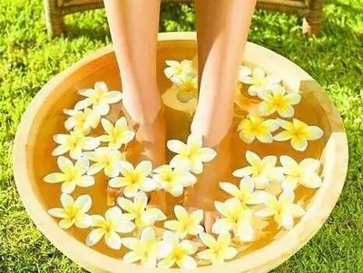 泡腳的水選擇哪個溫度的比較合適-易網<a href=http://www.jsjjzhkt.cn/ target=_blank class=infotextkey>健康養生</a>網 泡腳的水選擇哪個溫度的比較合適