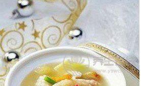 海參云耳豬腸湯 滋潤肌膚-易網健康<a href=http://www.jsjjzhkt.cn/jkys/ target=_blank class=infotextkey>養生</a>網 海參云耳豬腸湯 滋潤肌膚