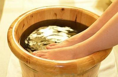 艾葉泡腳好處多那么孕婦可以用艾葉泡腳嗎-易網<a href=http://www.jsjjzhkt.cn/ target=_blank class=infotextkey>健康養生</a>網 艾葉泡腳好處多那么孕婦可以用艾葉泡腳嗎