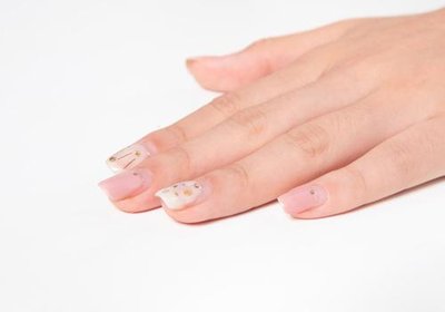 手指甲上突然出現(xiàn)豎紋是身體出問(wèn)題了嗎-易網(wǎng)健康<a href=http://www.jsjjzhkt.cn/jkys/ target=_blank class=infotextkey>養(yǎng)生</a>網(wǎng) 手指甲上突然出現(xiàn)豎紋是身體出問(wèn)題了嗎