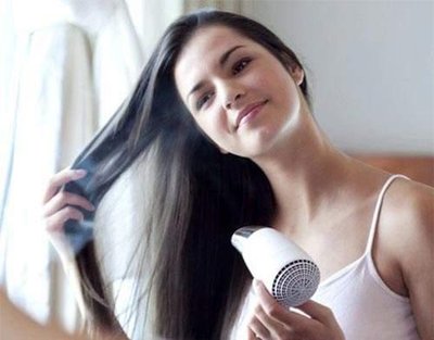 冬季晚上一定要把頭發(fā)吹干再睡覺-易網(wǎng)健康<a href=http://www.jsjjzhkt.cn/jkys/ target=_blank class=infotextkey>養(yǎng)生</a>網(wǎng) 冬季晚上一定要把頭發(fā)吹干再睡覺