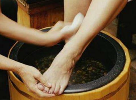 濕氣重就在泡腳時候多加這些東西