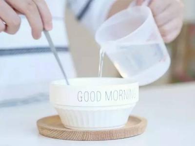 沖米粉的時候是應(yīng)該先放水還是先放米粉