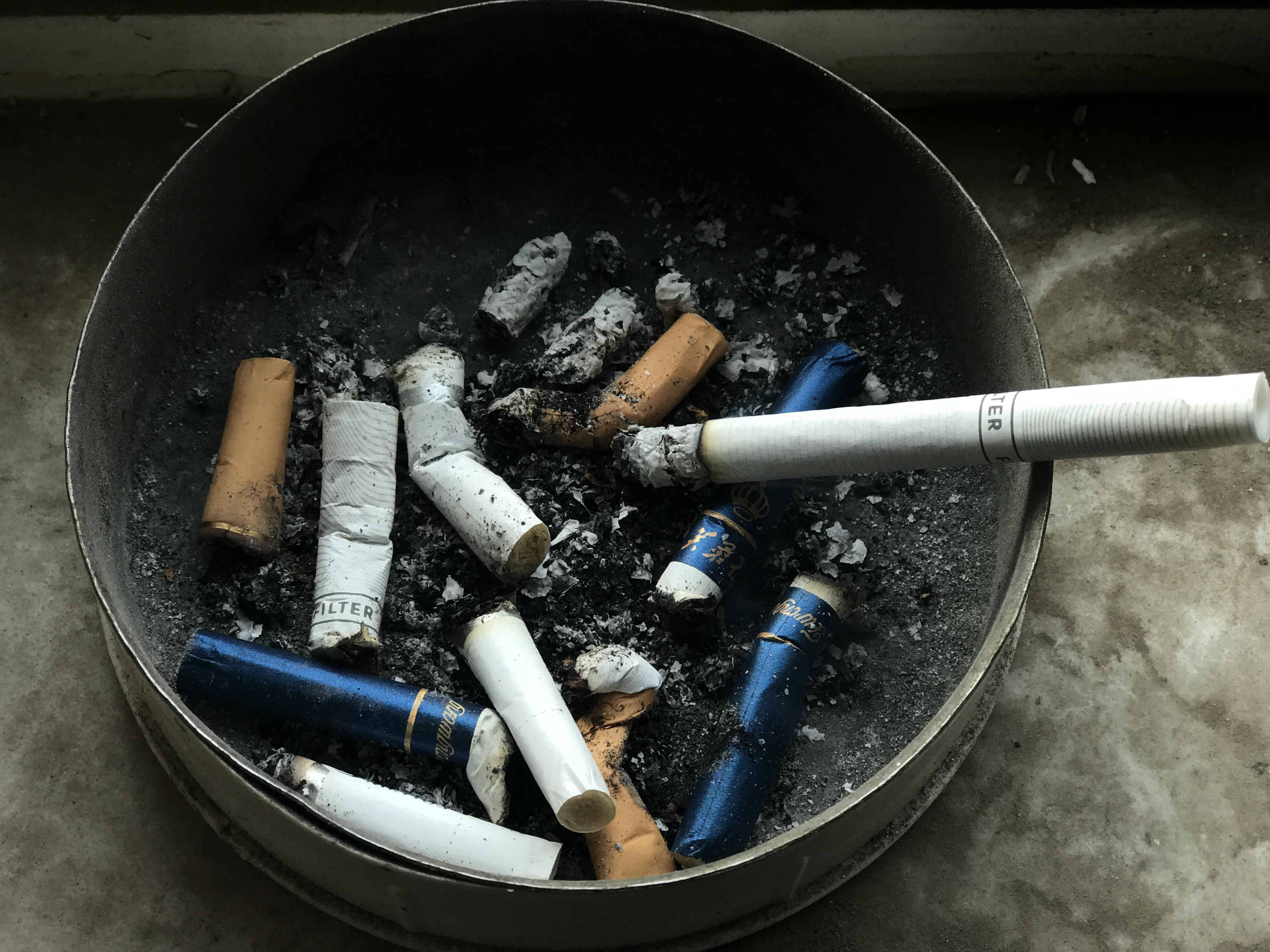 經常抽煙的人喝這幾種水排出肺毒-易網健康<a href=http://www.jsjjzhkt.cn/jkys/ target=_blank class=infotextkey>養生</a>網 經常抽煙的人喝這幾種水排出肺毒