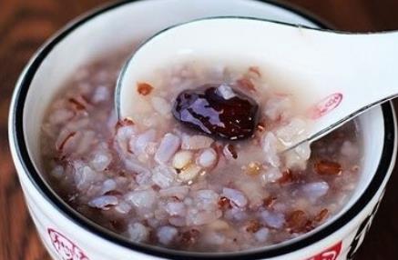 貧血患者日常飲食中的注意事項哪些食物對貧血治療有好處-易網(wǎng)<a href=http://www.jsjjzhkt.cn/ target=_blank class=infotextkey>健康養(yǎng)生</a>網(wǎng) 貧血患者日常飲食中的注意事項哪些食物對貧血治療有好處