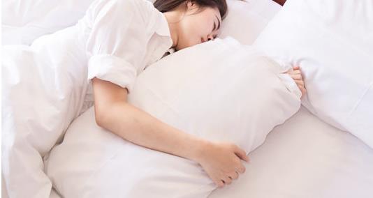 天天吃的哪些食物會導致我們晚上容易失眠呢-易網健康<a href=http://www.jsjjzhkt.cn/jkys/ target=_blank class=infotextkey>養生</a>網 天天吃的哪些食物會導致我們晚上容易失眠呢