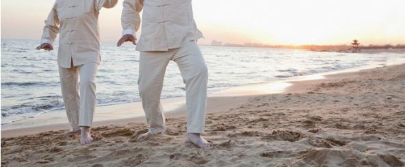 老人打太極運(yùn)動(dòng)對(duì)身體有什么好處和注意的事項(xiàng)-易網(wǎng)健康<a href=http://www.jsjjzhkt.cn/jkys/ target=_blank class=infotextkey>養(yǎng)生</a>網(wǎng) 老人打太極運(yùn)動(dòng)對(duì)身體有什么好處和注意的事項(xiàng)