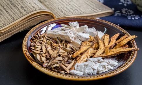 分享秋冬溫補(bǔ)膳食滋養(yǎng)食譜-易網(wǎng)健康<a href=http://www.jsjjzhkt.cn/jkys/ target=_blank class=infotextkey>養(yǎng)生</a>網(wǎng) 分享秋冬溫補(bǔ)膳食滋養(yǎng)食譜